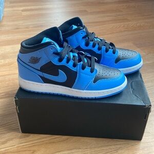 AIR JORDAN 1 Mid university blue/black/white